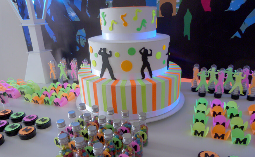 Bolo cenográfico com efeito neon